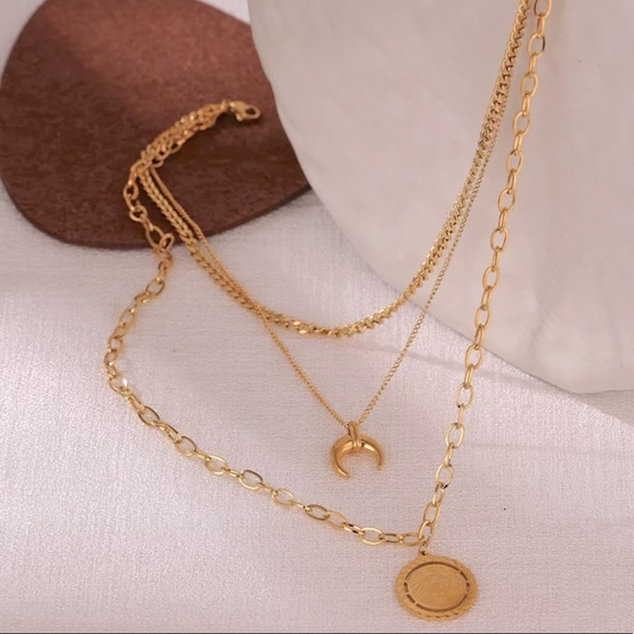 18K Gold Plated Layered Lion Pendant & Animal Horn Pendant Necklace - Picture 3 of 14